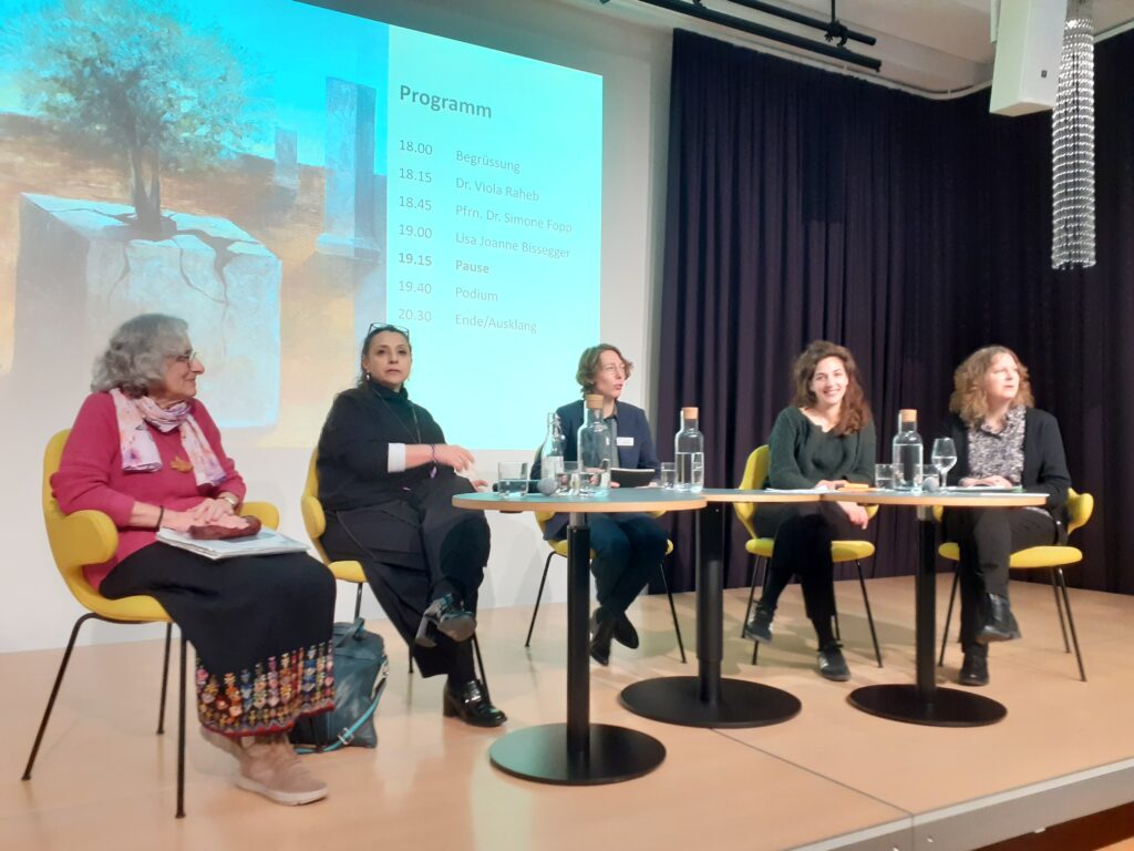 Podium mit Simone Fopp, Lisa Bissegger, Veronika Bachmann, Viola Raheb, Béatrice Battaglia (v.r.) Foto: Vroni Peterhans